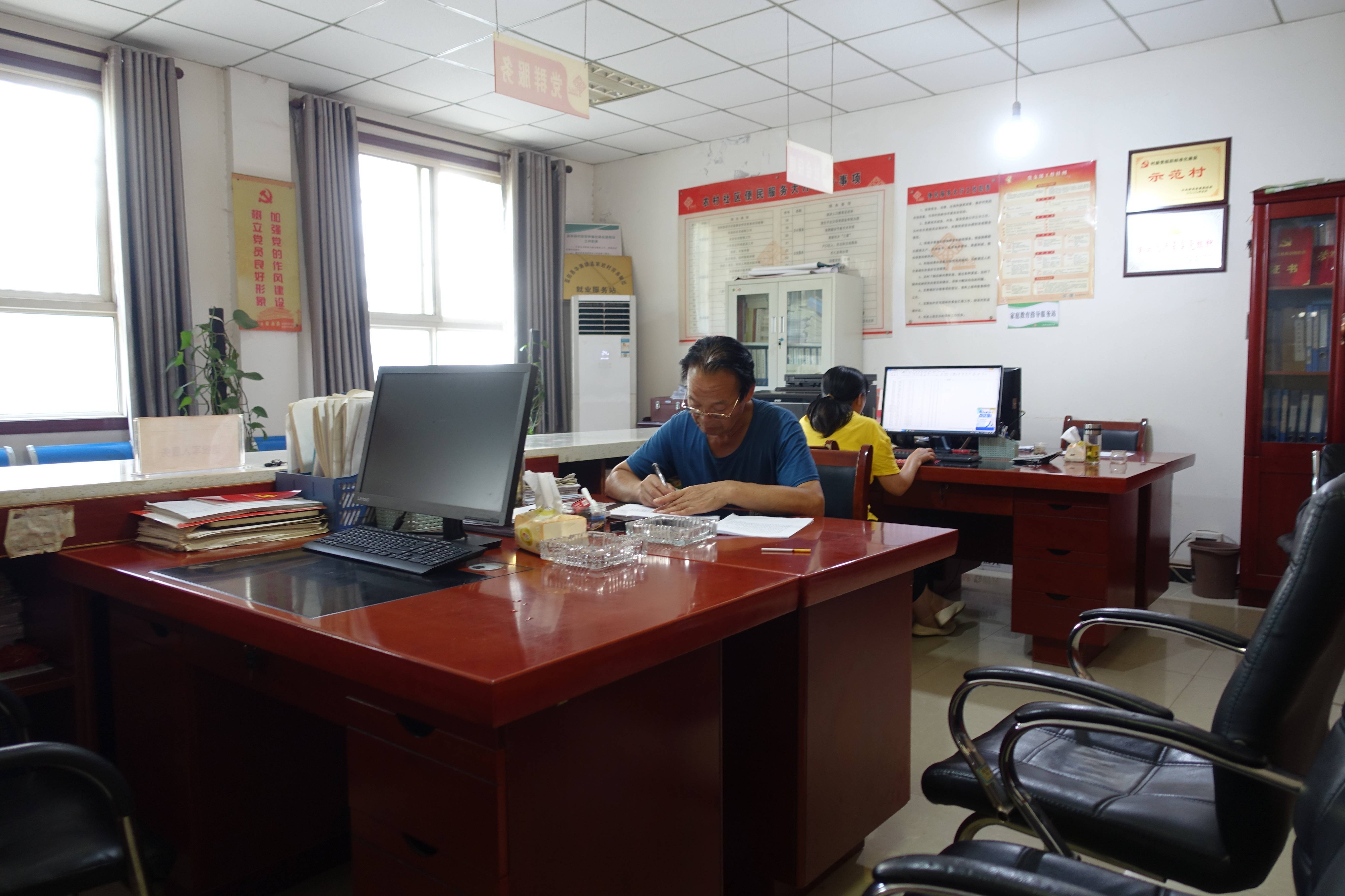 孟岩村环卫办周主任和村会计兼村办公室主任周主任及一名女干部工作中