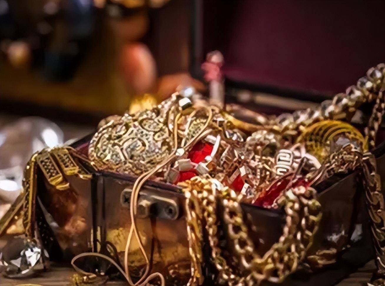 峨眉山下的诡秘世界:历代信徒向崖下扔的金银珠宝,还在吗?