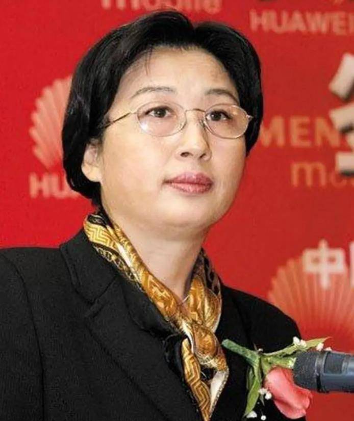 在《走出华为》一书中讲到,孙亚芳在训斥一部分人时会比任正非更加