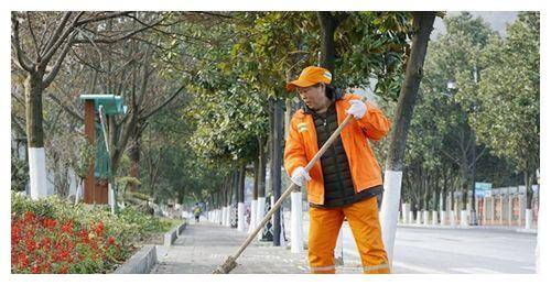 女子把2万元当垃圾扔了，环卫工翻10吨垃圾帮找回，她却站着观看