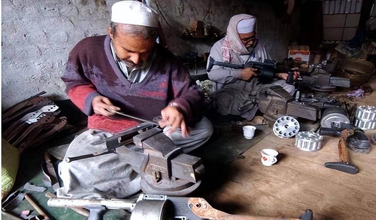 这个村庄多厉害?有600家枪械小作坊,ak47随处可见,卖出白菜价