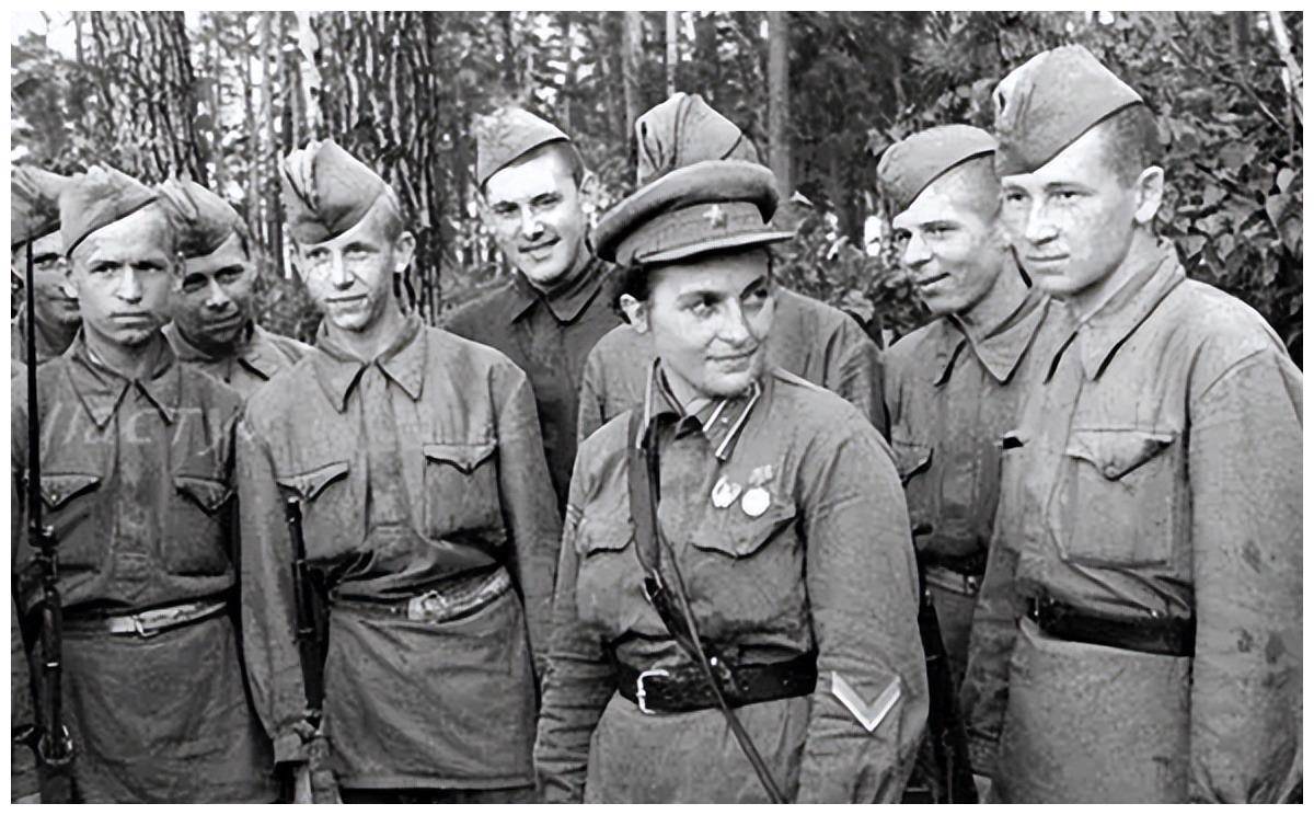 我们都知道前苏联当时有一个功勋女狙击手,名字叫做帕夫柳琴科,而她更