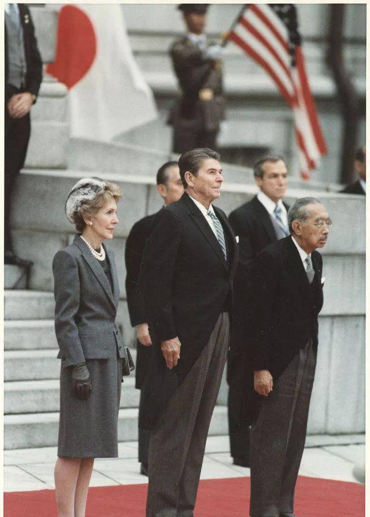 比如特朗普,这位前总统是不折不扣的大个子,据官方资料是190厘米.