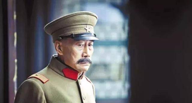 张作霖深夜回家,被小兵持枪指骂,老张为何赏了小兵一个媳妇?