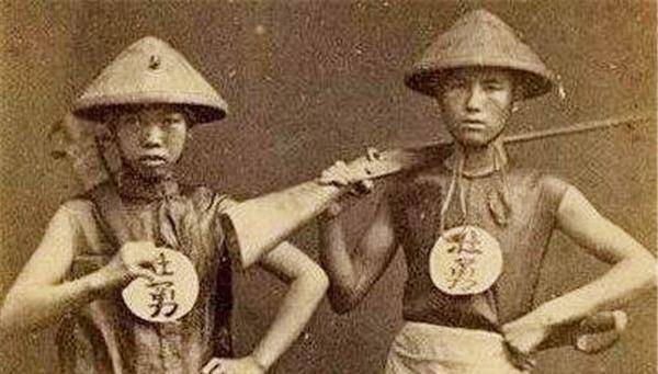 为什么清军胸前有的是"兵"字,有的却是"勇"字?