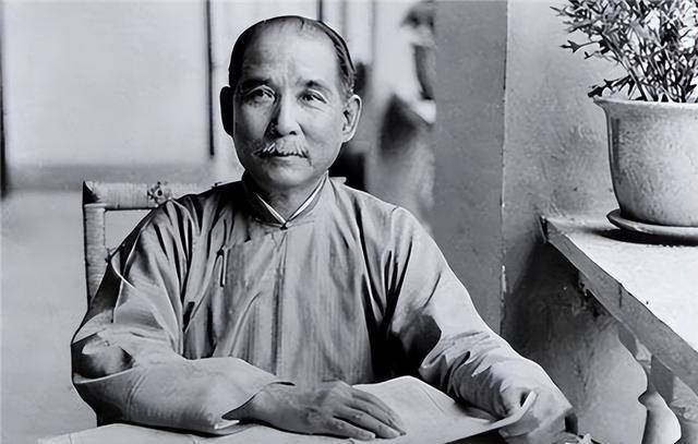 然而正是这个原因,在辛亥革命胜利之后,人们觉得这个大清门的牌子是该