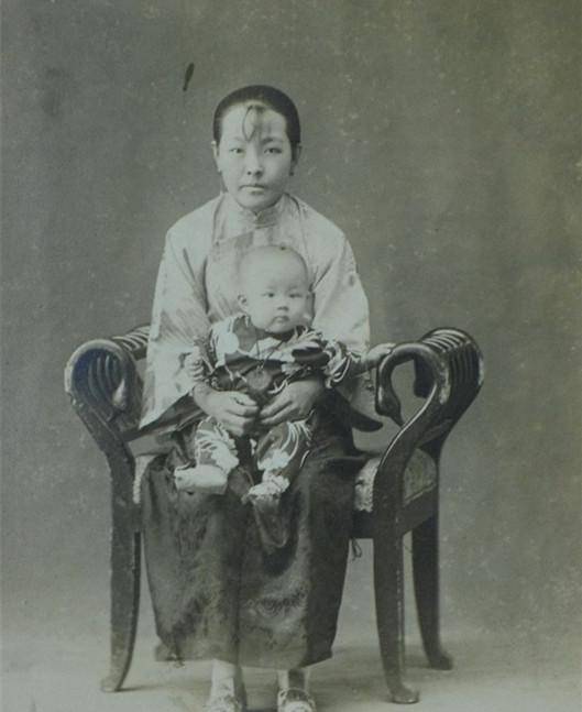 渡边一郎看不下去,拉着朋友想过去劝劝.还没等他们过去,那个孩子的