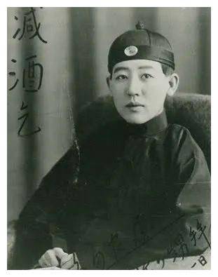 1927年11月在旅顺与参加满蒙独立的巴布扎布次子甘珠尔扎布结婚.