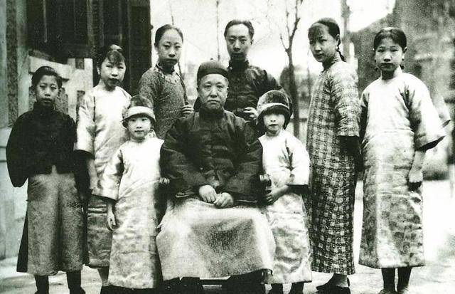 溥仪登基时哭闹不停，摄政王载沣大呼七个字，结果三年后一语成谶-溥仪登基的时候中国情况