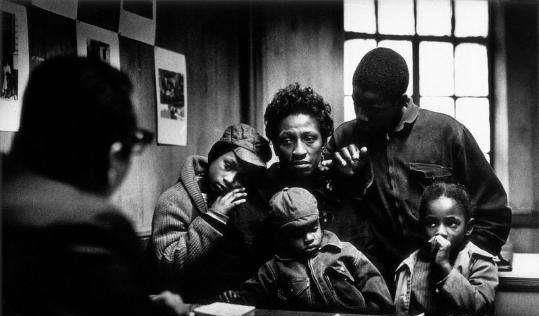 二战时,美国种族歧视非常严重,白人上前线,黑人只能做后勤