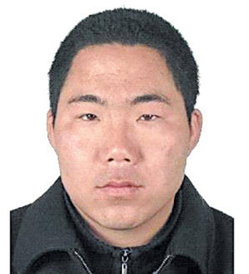 鞍山恶性杀人案:凶手持刀杀10人,包括自己妻儿,法庭上目露凶光