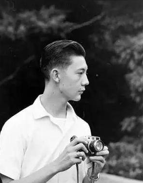 突然,一伙小太保拦住了他们前行的路,还嚣张地冲那名混血少年啐了一口