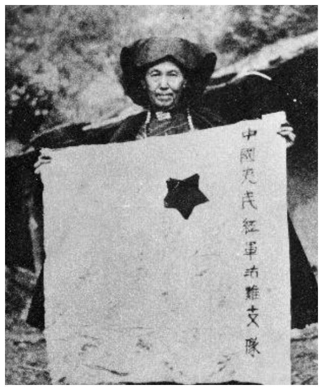 刘伯承逝世9年后,儿子找到小叶丹后人,后在人民大会堂摆3桌酒席