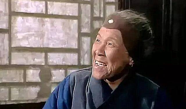 刘姥姥二进大观园,端起贾母喝剩半杯茶一饮而尽,却喝出了尊严