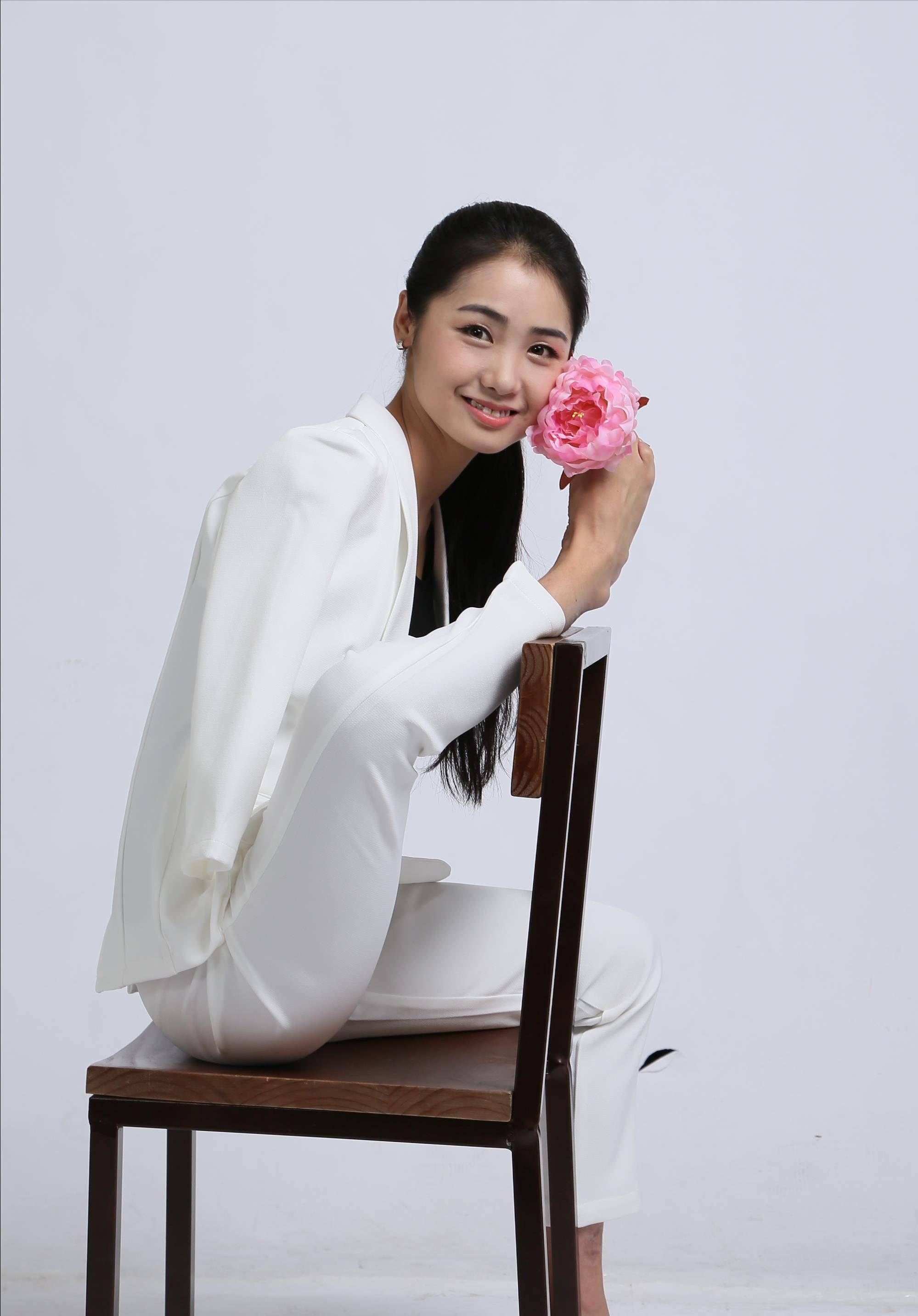 90后"无臂女孩"杨佩:9岁失去双臂,一度靠乞讨为生,逆袭成大老板