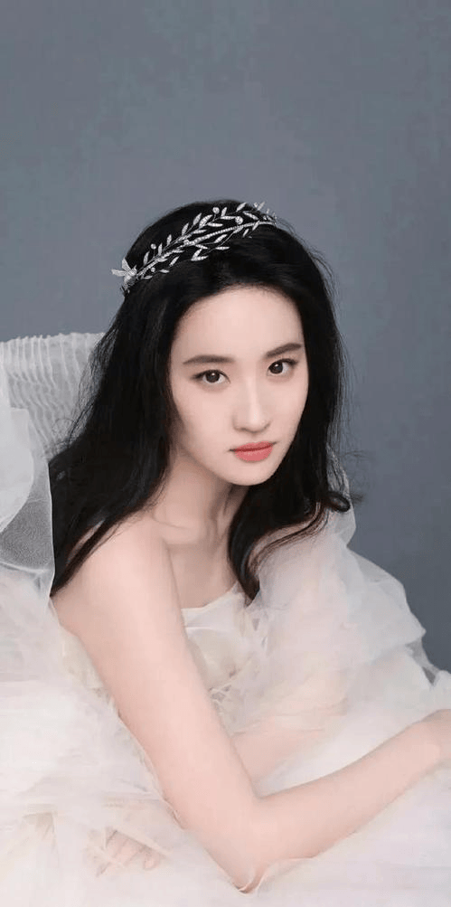 刘亦菲似乎将这句话演绎得淋漓尽致.她不仅在事业上取得了巨大的成功