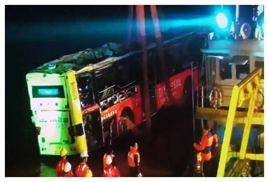 2人一时冲动,15人魂断长江,回顾2018年重庆公交车坠江特大事故