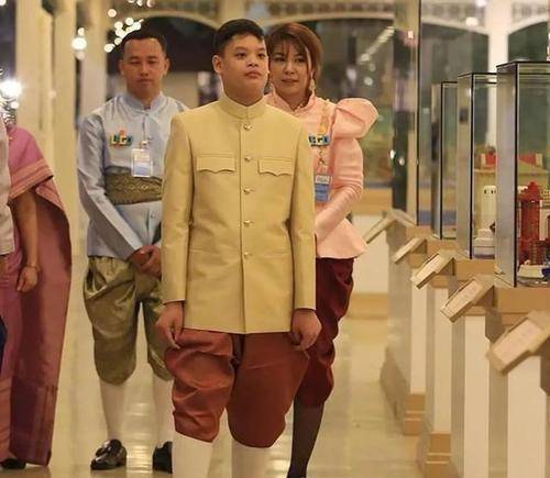 提帮功王子继承父亲优良基因,小小年纪就有外国漂亮女友相伴