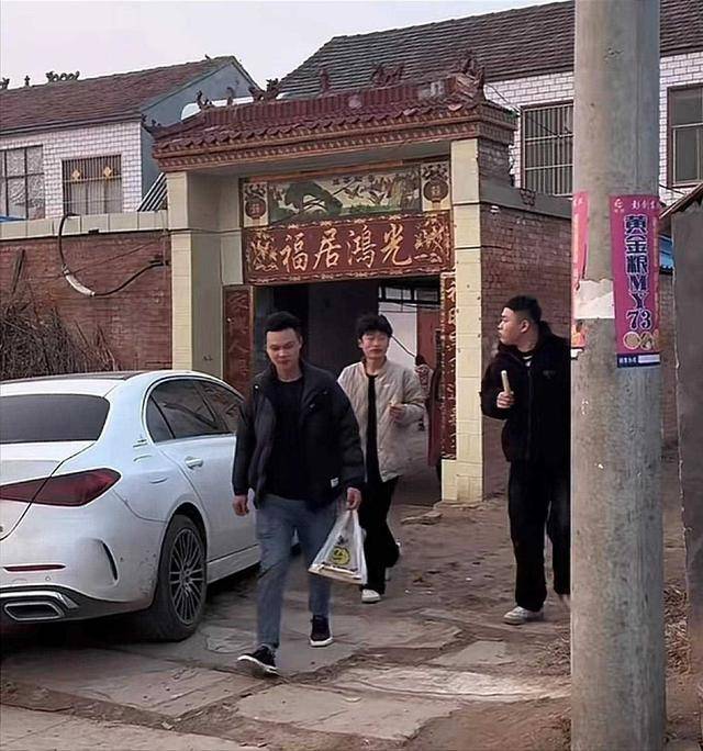 河南:农村"30多位男生"排队跟1位女生相亲,网友:这就是现实