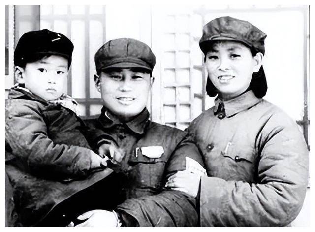 《亮剑》中的原型将军,战场上屡建奇功,却因婚姻变局被降为大校