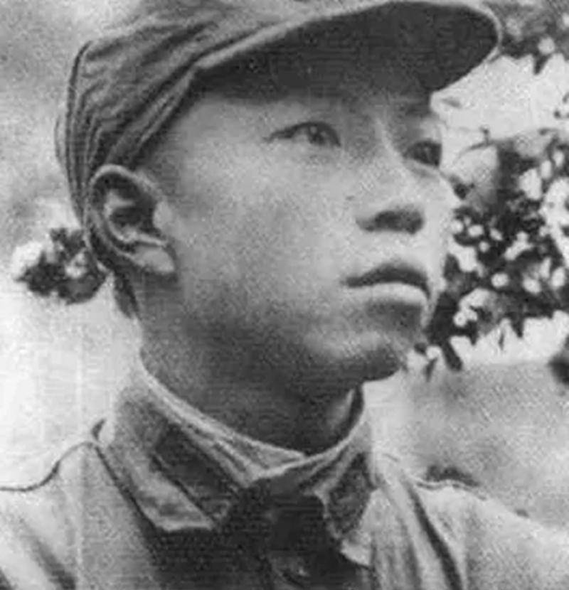 武警部队的第一任副司令,14岁参军入伍,37岁升大校,享年75岁
