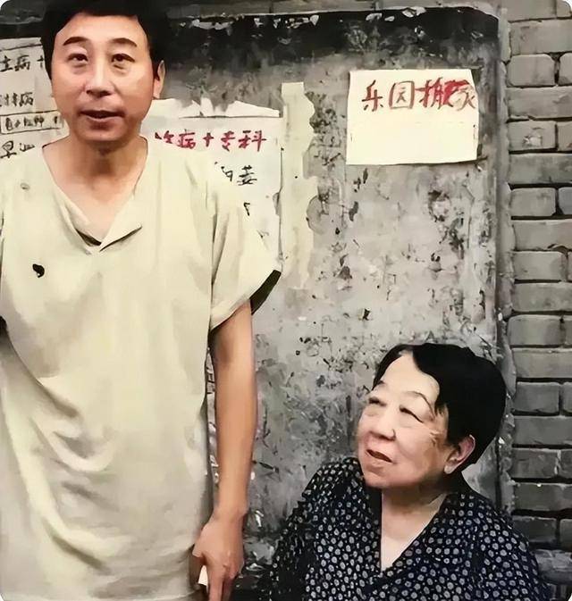 回顾冯巩 与初恋妻子恩爱40年生一子