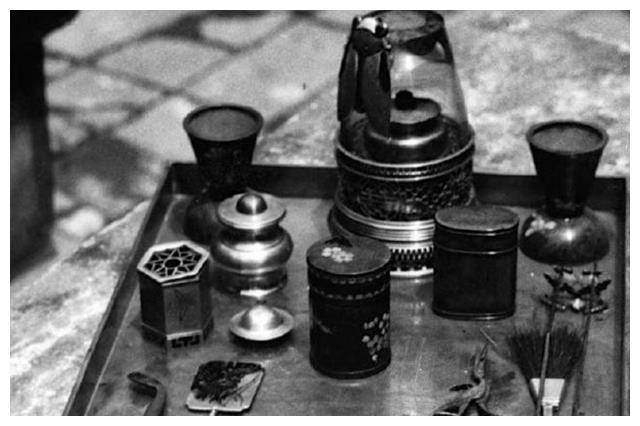 张学良决心戒毒,第一天却毫无痛苦,杜月笙看出猫腻:请您换张床