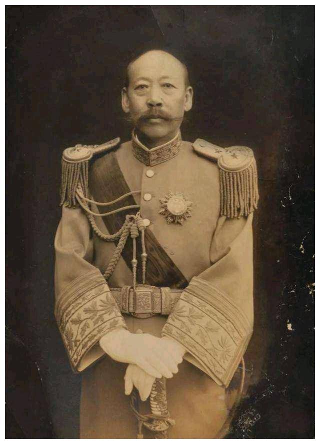 1940年,倒戈将军石友三先后背叛冯玉祥和蒋介石,被活埋在黄河边