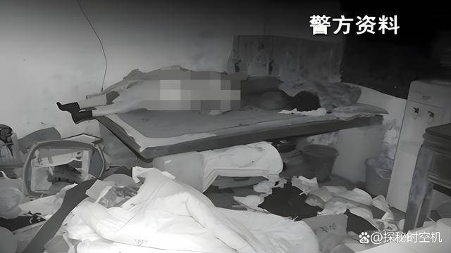 一具赤身裸体的女尸,就这样静静躺在一张简陋的床上.