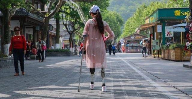 汶川地震女孩李应霞图片