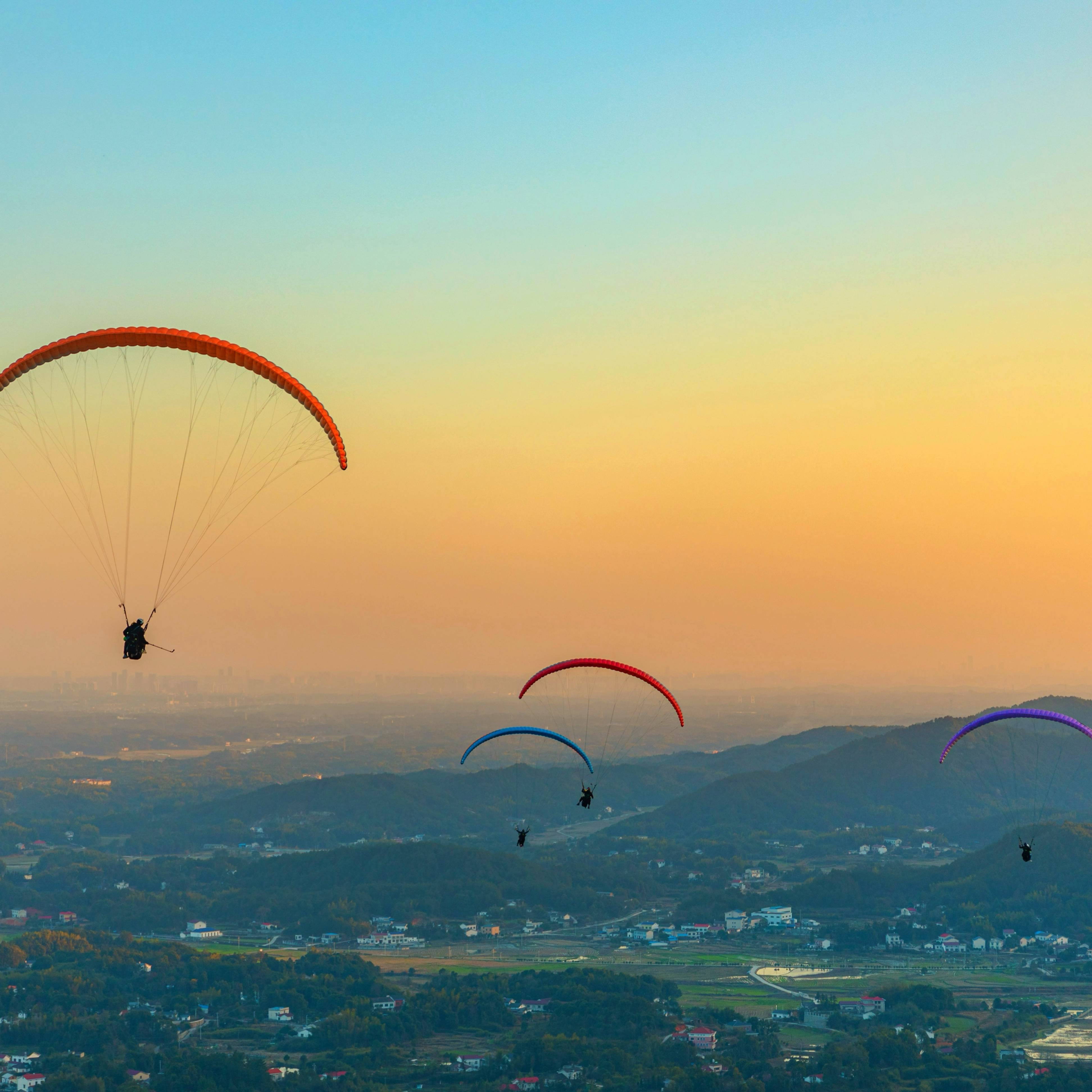 来长沙市黑麋峰滑翔伞基地体验自由飞翔的快乐