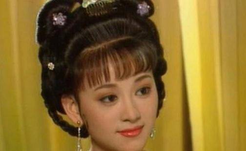 她相貌丑陋,却当了皇后,不过她的丈夫智商低下,跟她很相配