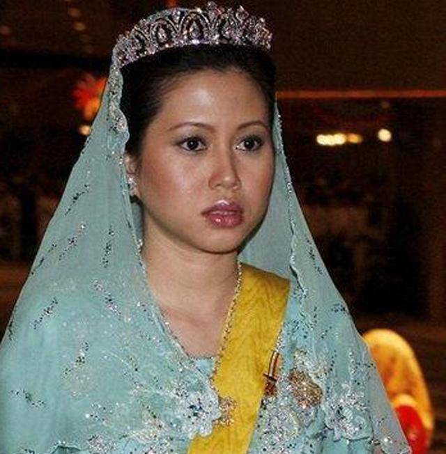 文莱王妃不爱凤冠爱自由,和苏丹离婚,嫁给了年轻人,还生了孩子
