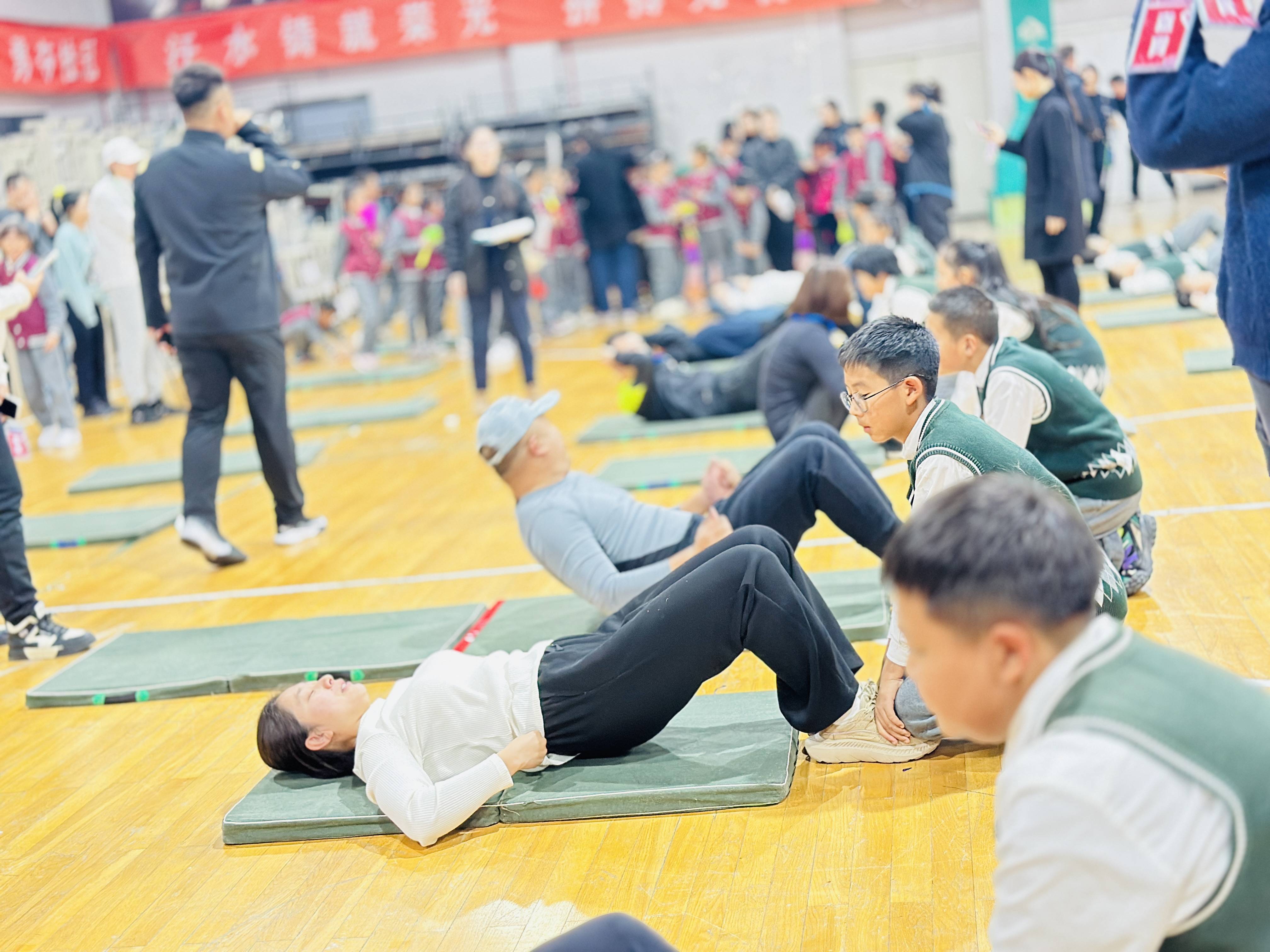 三年级"运动小健将 体能挑战赛——仰卧起坐"比赛