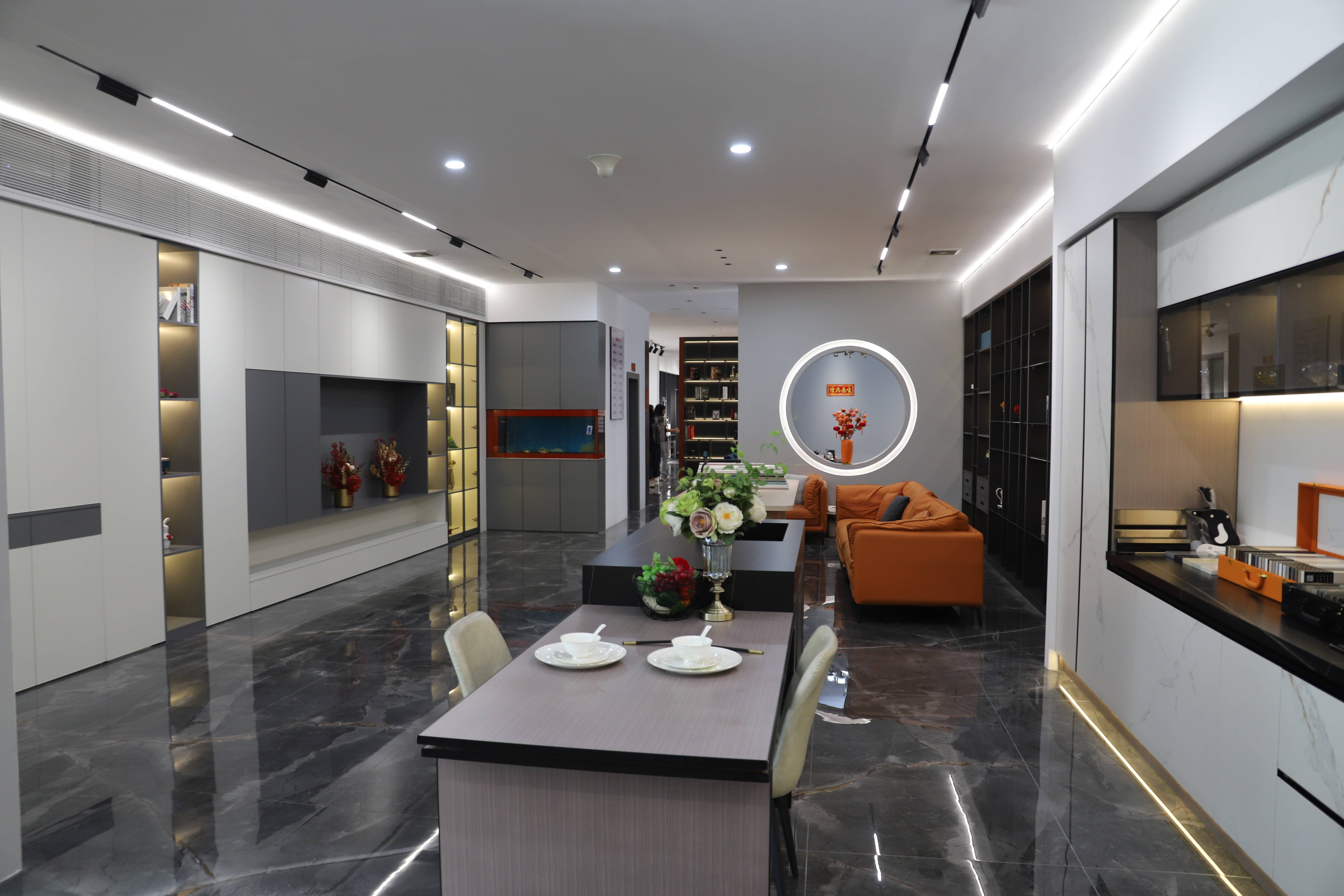 并通过铝型材结构优化,与各种配件连接固定的铝合金家具,包括橱柜