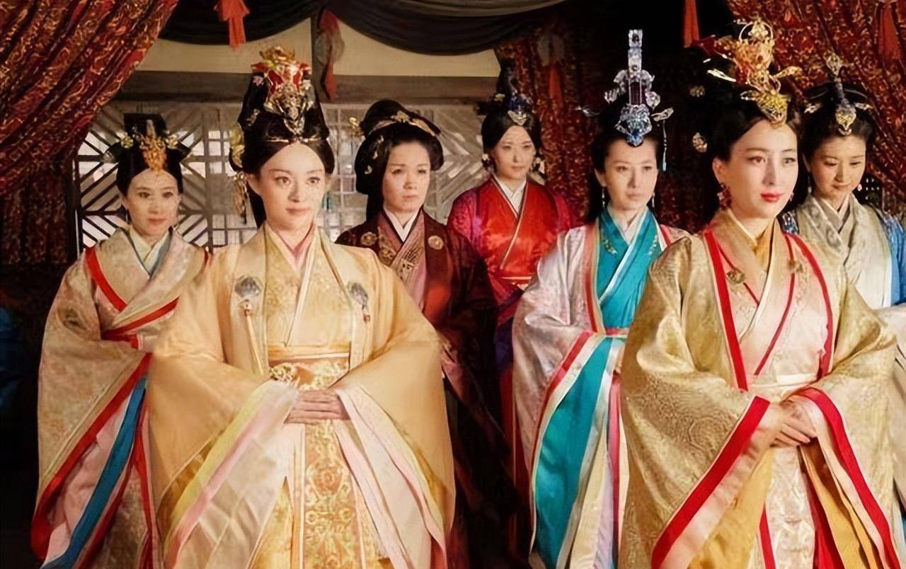 秦始皇是完成祖国大一统,并且第一个建立皇帝制度的皇帝,只是非常可惜