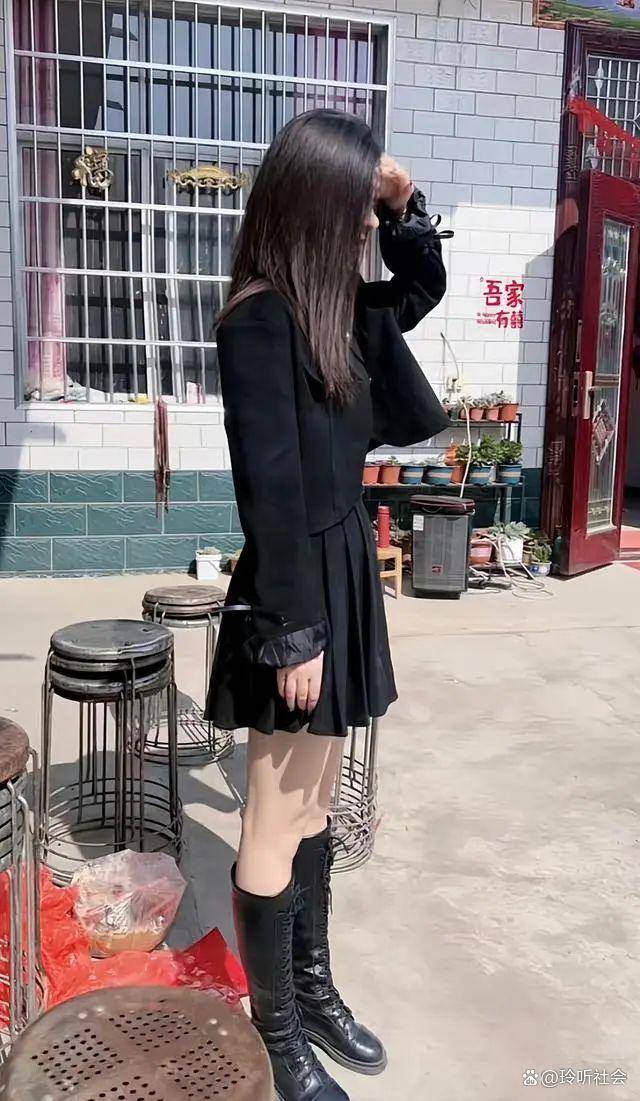 大长腿女子回家吃席,被集体围观,大爷:太漂亮,看入迷了_农村_姑娘