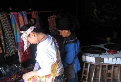 最后的压寨夫人,美得令人窒息曾经有丈夫保护,现在靠织布为生_张平