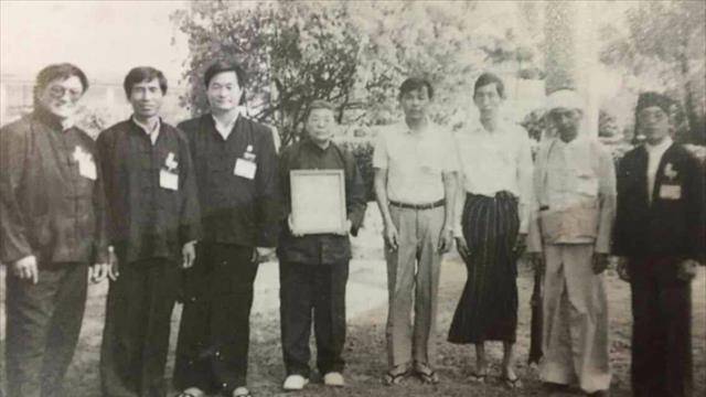 杨金秀:缅甸最大女毒枭,4岁玩枪,抽烟80多年,被称"女皇帝"