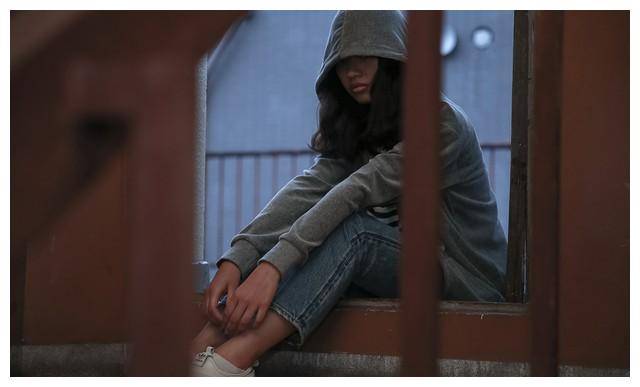 当她拿起那根绳子,缠绕在自己和孩子的身上时,内心的痛苦可谓无以言表