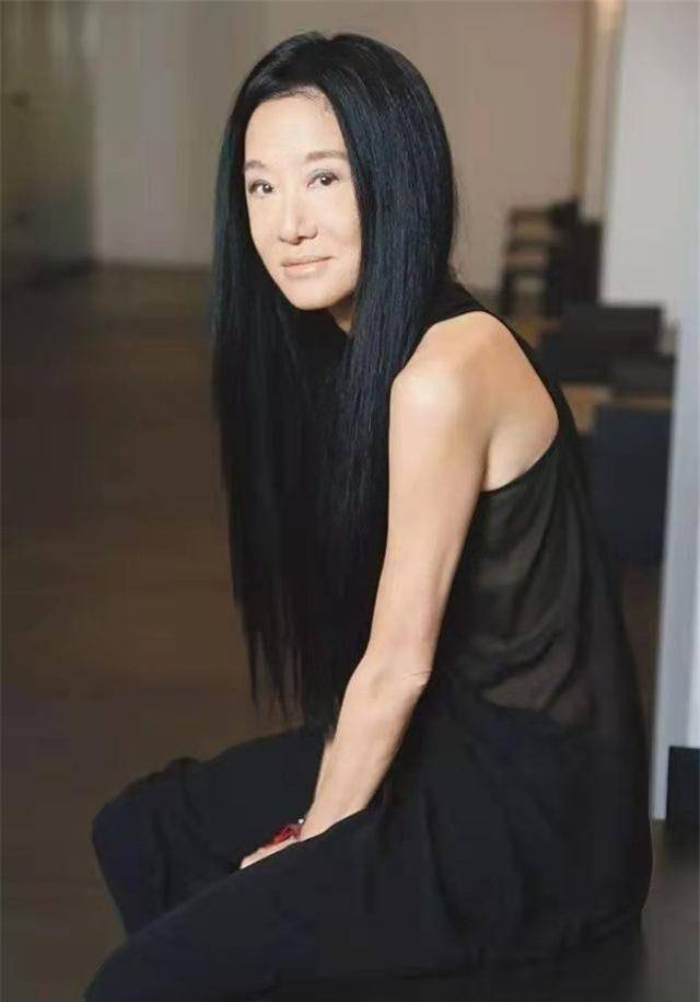 "婚纱女王"王薇薇:72岁的脸20岁的身材,爱上小36岁的世界冠军