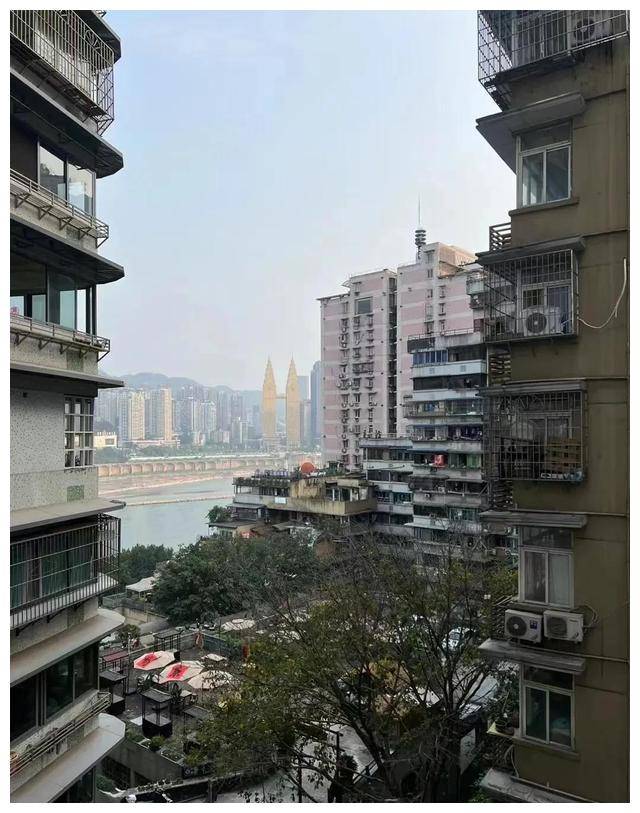 重庆网红打卡地白象居:谢绝参观!居民节假日回家要排队