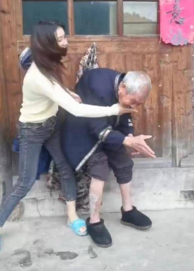 孙女教爷爷跳舞,爷爷很配合,网友:这样的相处模式就很好