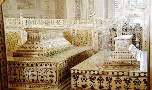 事实上,奥朗则布也曾经仿效泰姬陵为自己的妻子修建,然而无疑此中的