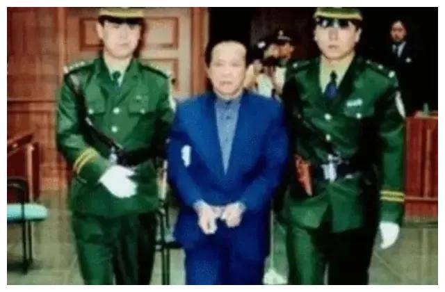 2004年副省长雇凶杀妻,分尸喂鱼,残忍至极_吕德_陈俊红_河南省