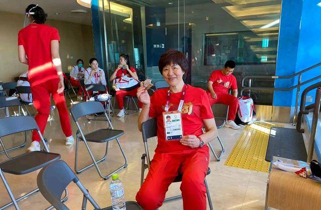 中国女排到东京了,集体吃自带的面包,露出什么信息?