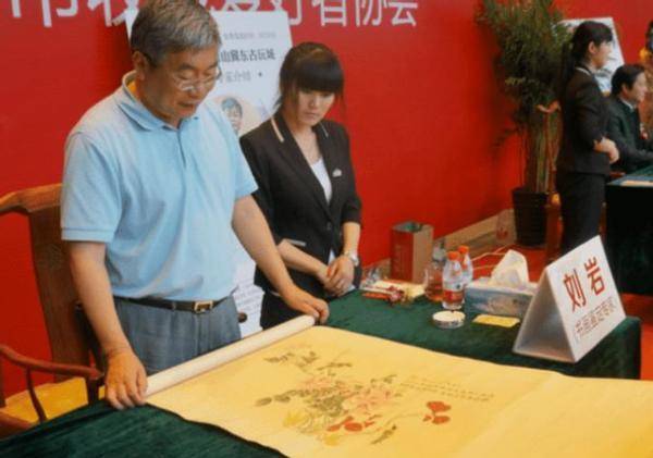而他也是电视上各种鉴宝节目的常客,像河南卫视的《华豫之门》,北京