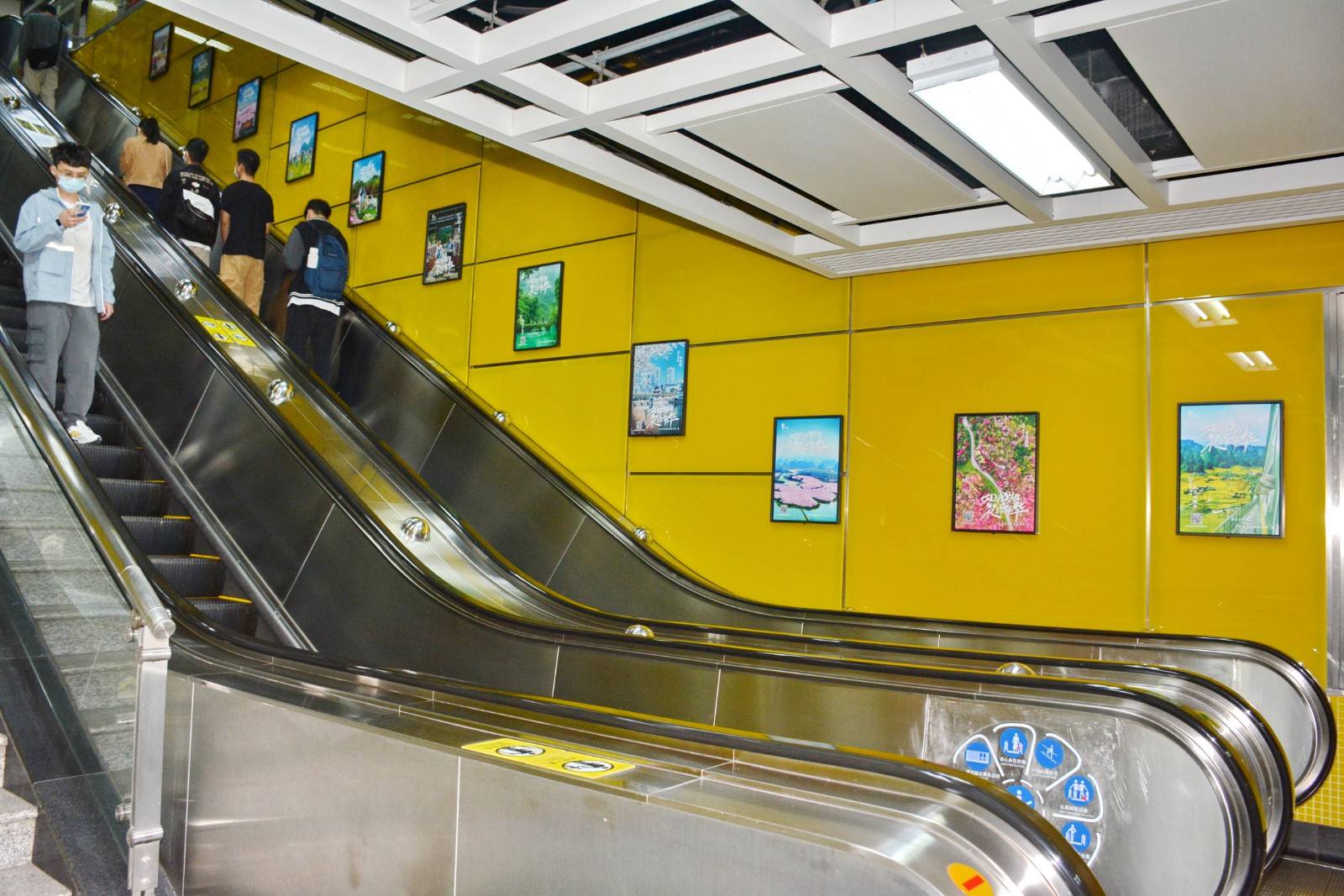 道等显著位置展示的广告形式,通常安装在楼梯的护栏上或者楼梯的侧面