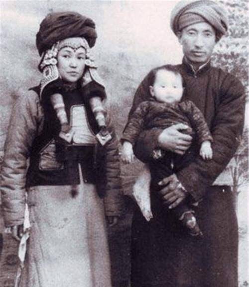 令人惊讶的是,杨炳莲并不是被土匪头子给抢走的,而是明媒正娶.