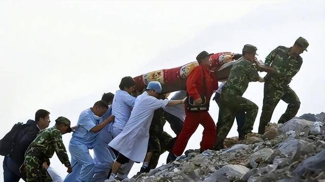 地震救援感人图片